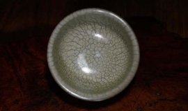 叶氏哥窑古儿老师墨纹梅花杯