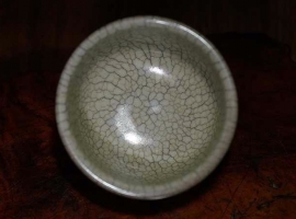 叶氏哥窑古儿老师墨纹梅花杯