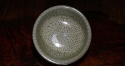叶氏哥窑古儿老师墨纹梅花杯